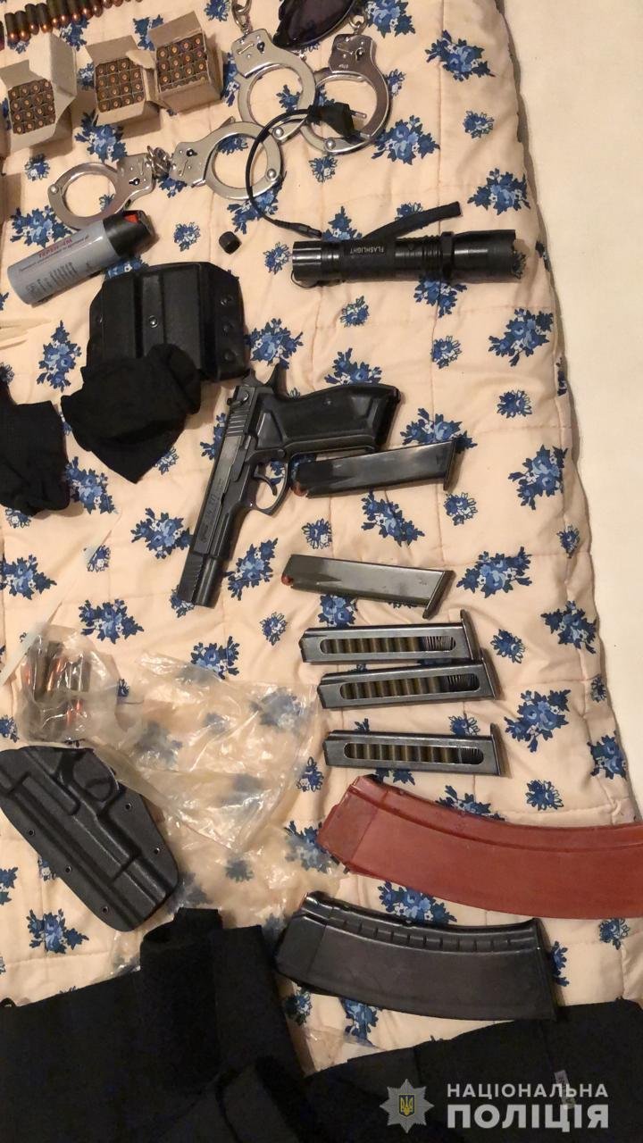 По месту жительства подозреваемых копы нашли целый арсенал По месту жительства подозреваемых копы нашли целый арсенал