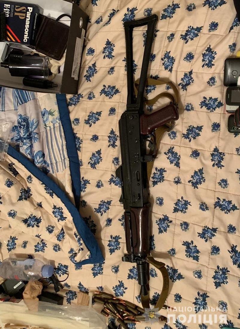 Среди прочего у злоумышленников нашли автомат и гранаты Среди прочего у злоумышленников нашли автомат и гранаты
