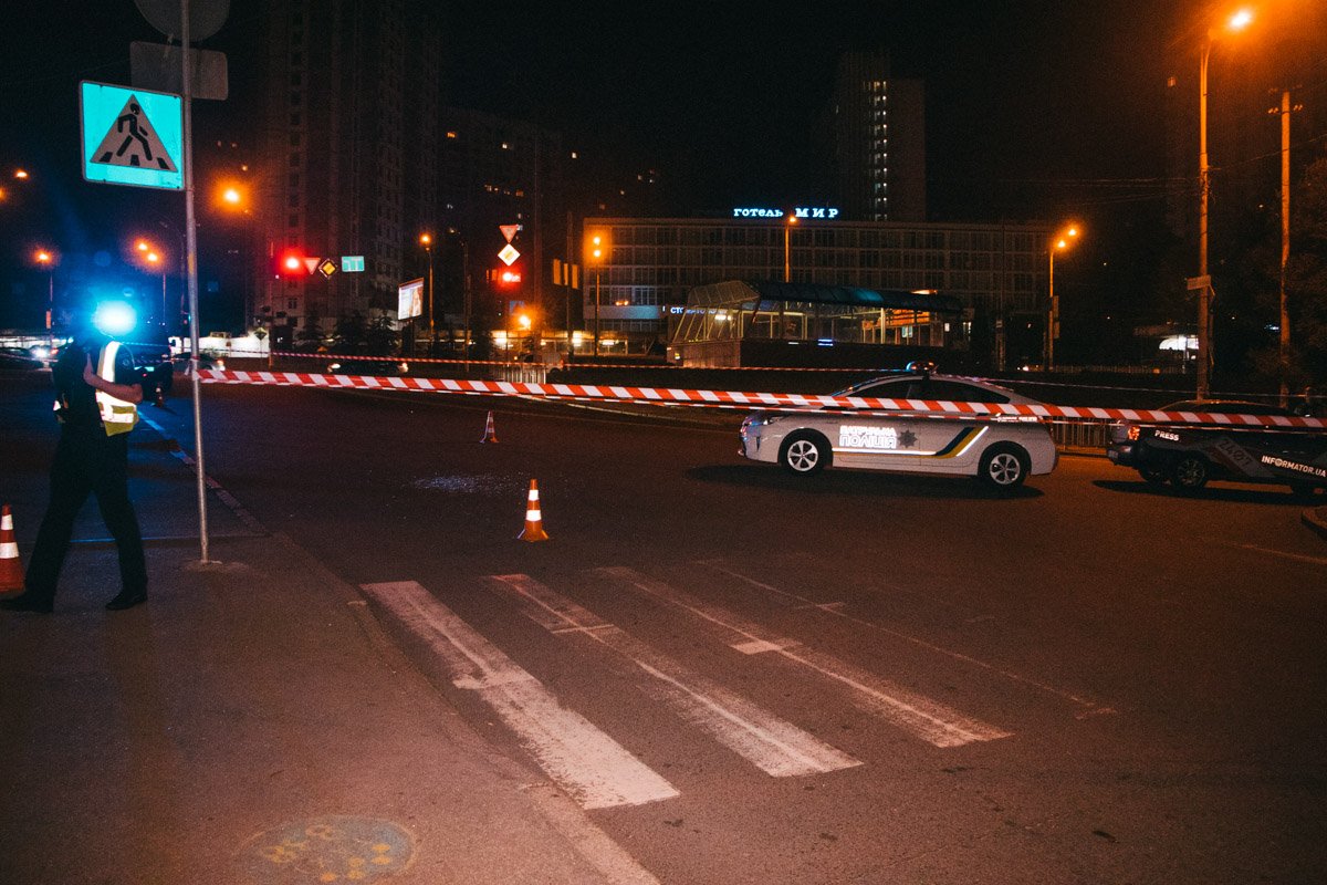 Помимо патрульных, на месте работали сотрудники следственно-оперативной группы