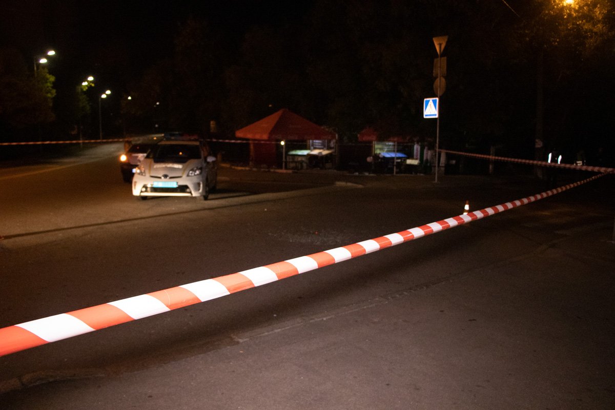 На асфальте остались лежать гильзы и осколки стекла