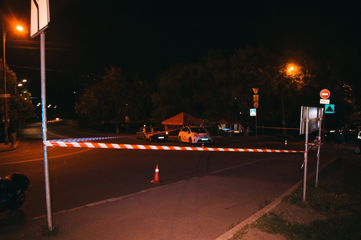 Территория на въезде в Голосеевский парк перекрыта лентами