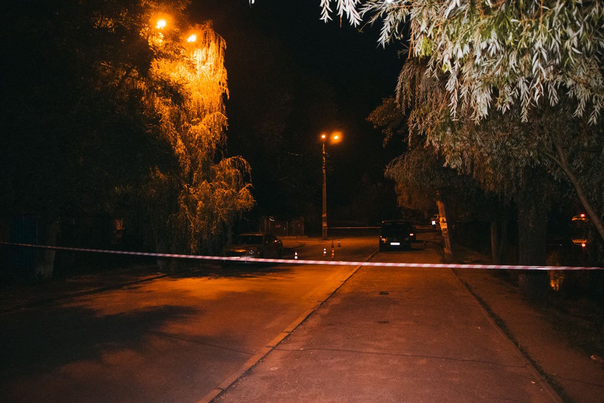 Чуть поодаль находится еще одно оцепленное место - там были нападавшие