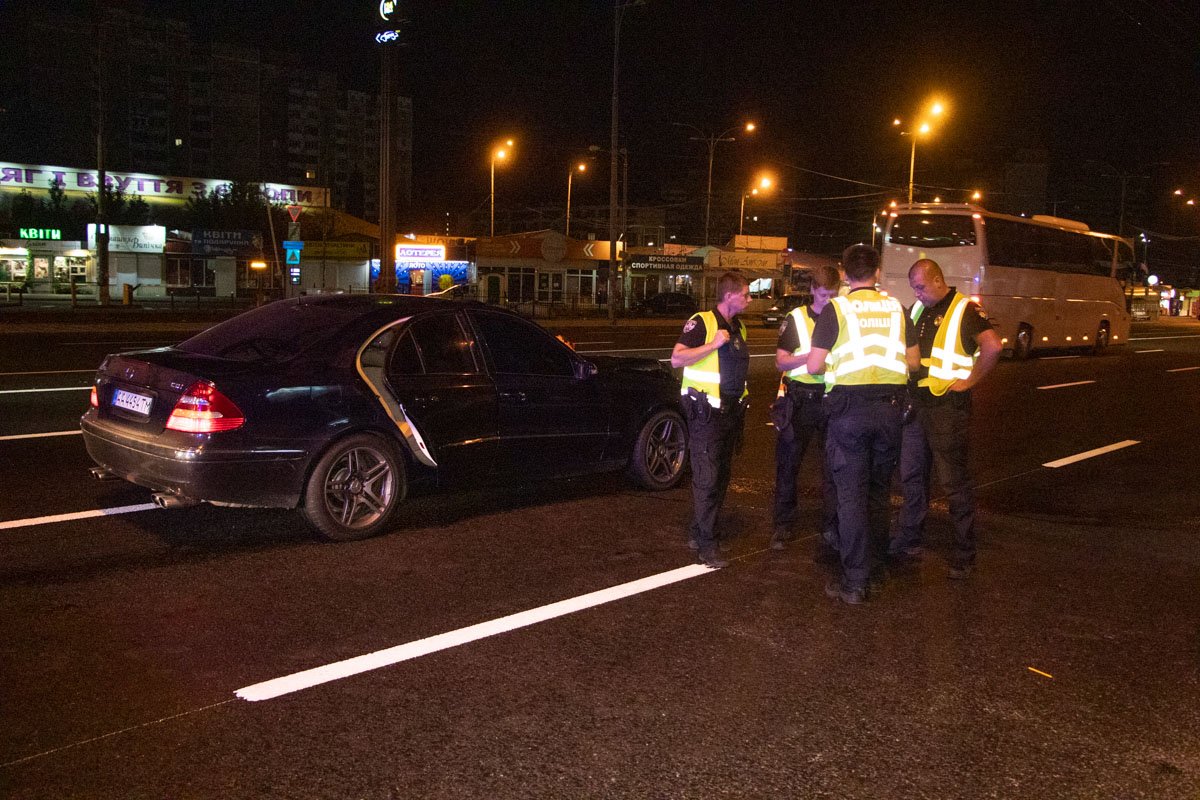 Седан Mercedes сбил девушку