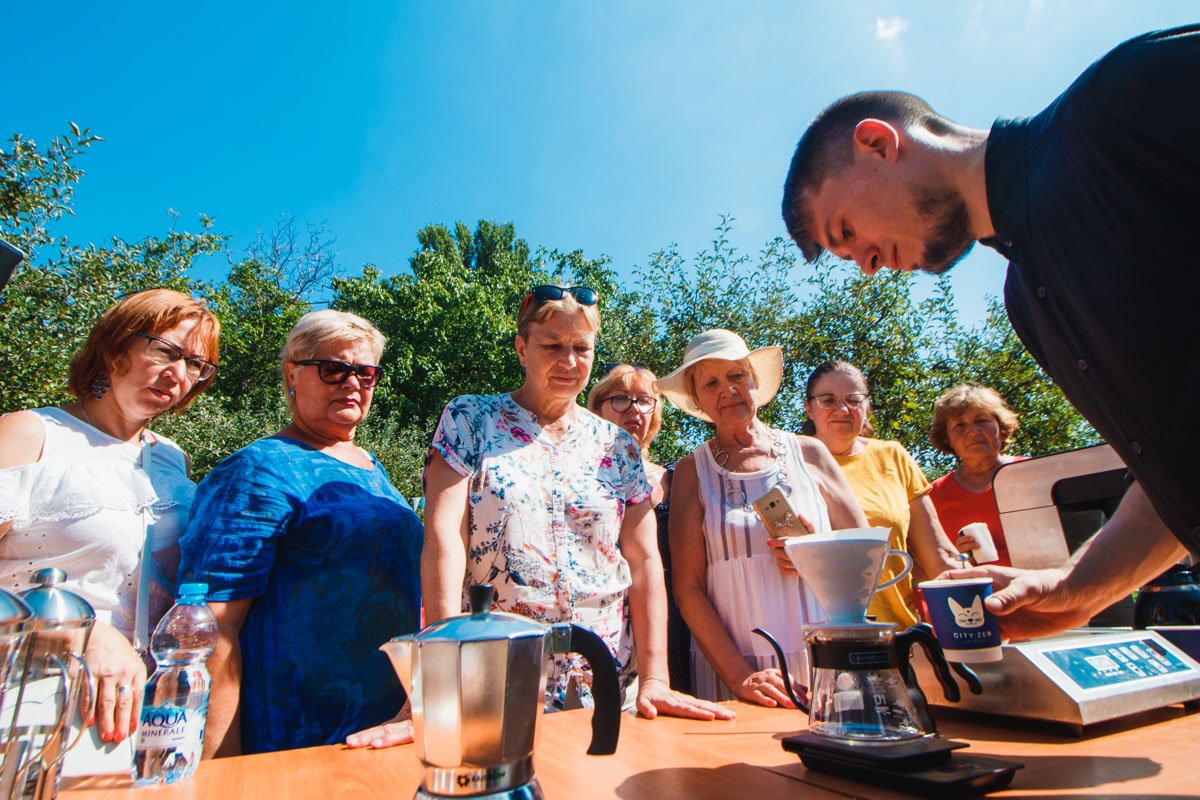 Гости мастер-класса попробовали сделать рисунок пенкой 