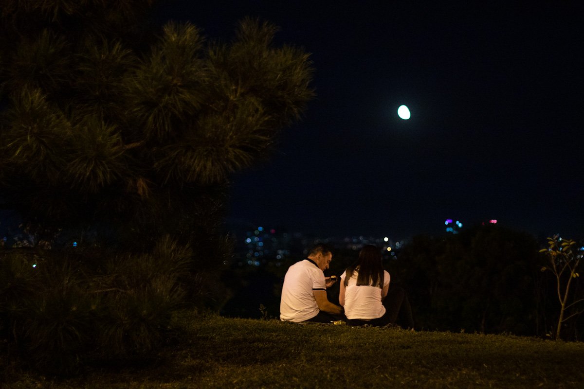 Любоваться этим светилом решила как минимум одна пара, которая выбрала для этого лучшее время и место - рядом с Информатором