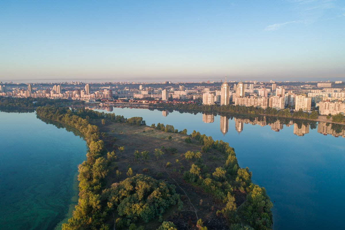 Однако выбираться на Оболонскую набережную для встречи рассвета стоит ради одного Однако выбираться на Оболонскую набережную для встречи рассвета стоит ради одного