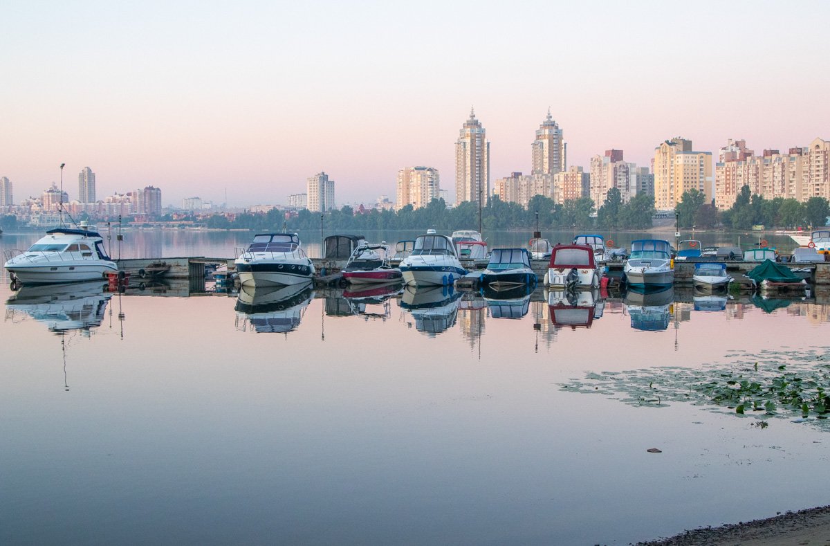 Здесь замерший и сонный речной причал... Здесь замерший и сонный речной причал...