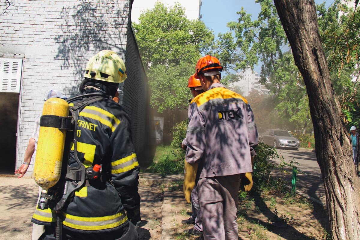 В трансформаторной будке произошло короткое замыкание и она загорелась, после чего произошел взрыв