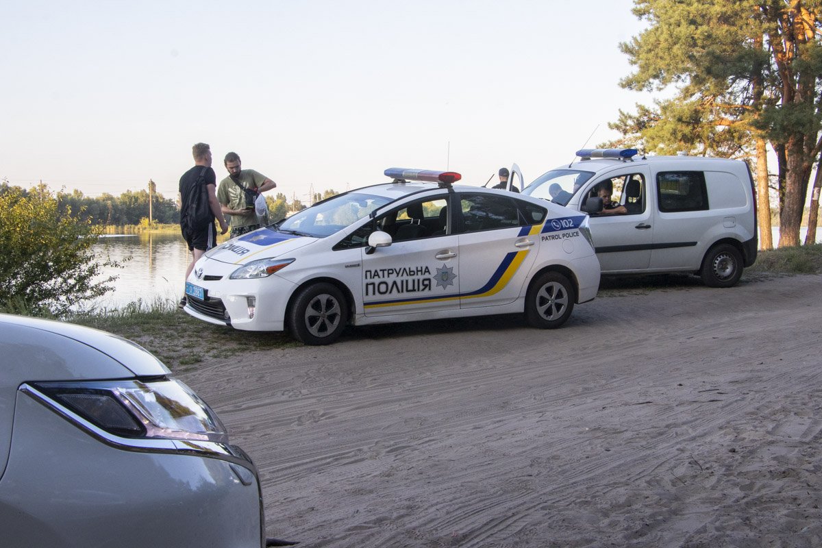 Женщине пытались оказать первую помощь, но вернуть ее к жизни не удалось Женщине пытались оказать первую помощь, но вернуть ее к жизни не удалось
