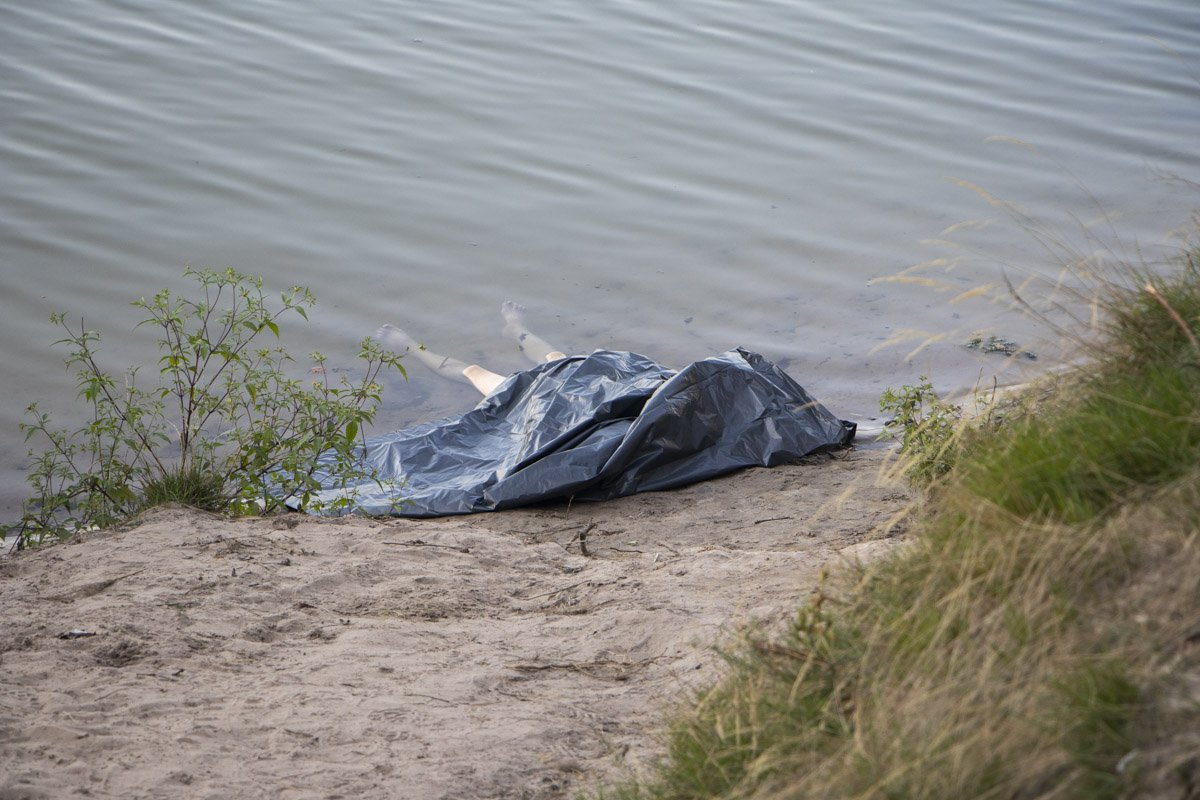Погибшая отдыхала в компании своего мужчины и друзей на берегу озера. Ей было 35 лет Погибшая отдыхала в компании своего мужчины и друзей на берегу озера. Ей было 35 лет