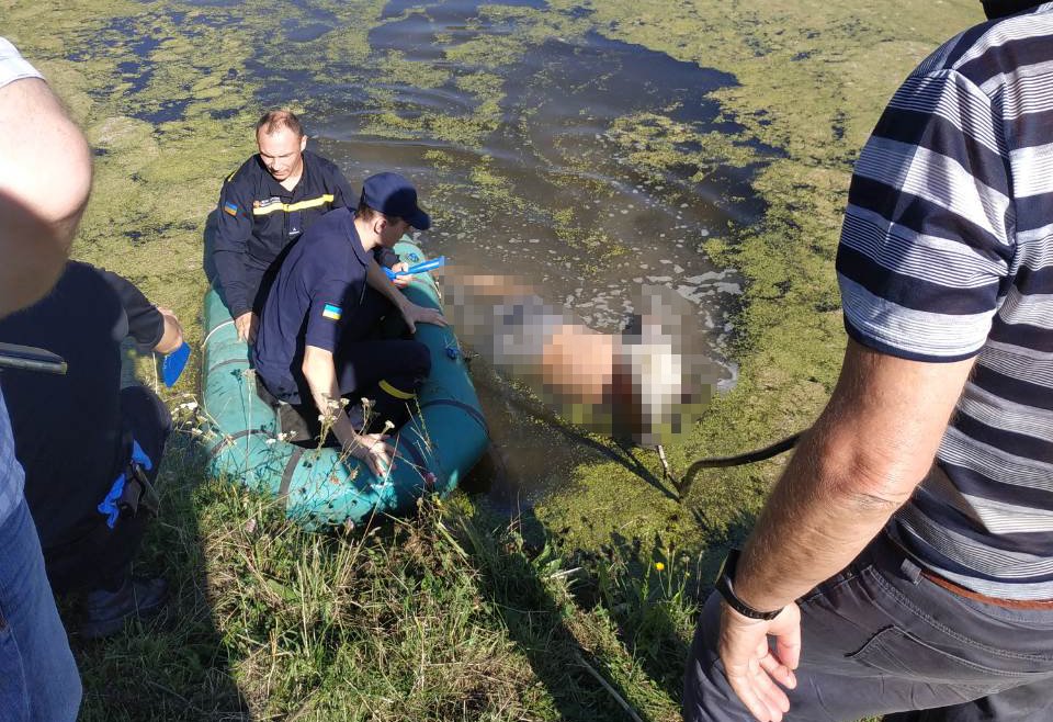 Под Киевом из озера достали труп мужчины Под Киевом из озера достали труп мужчины