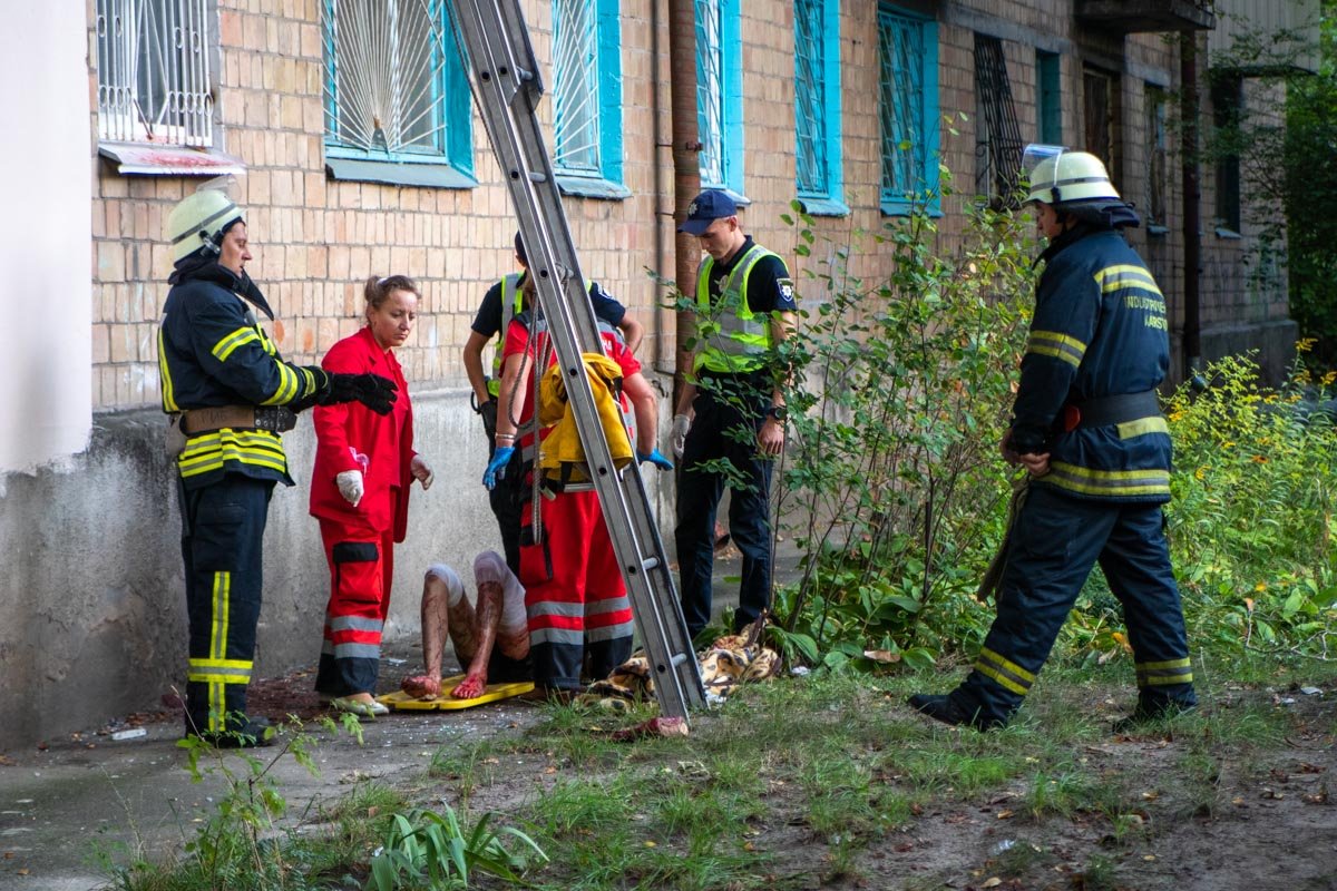 С другой стороны дома мужчина выпрыгнул из окна