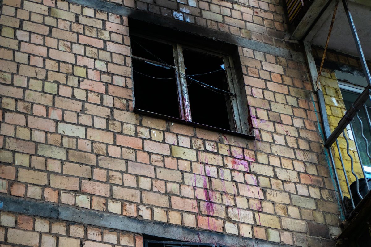 Пострадавший сидел на подоконнике горящей комнаты