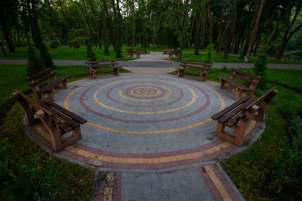 Природная тишина через несколько часов зальется смехом детей, а по тротуарам пойдут люди