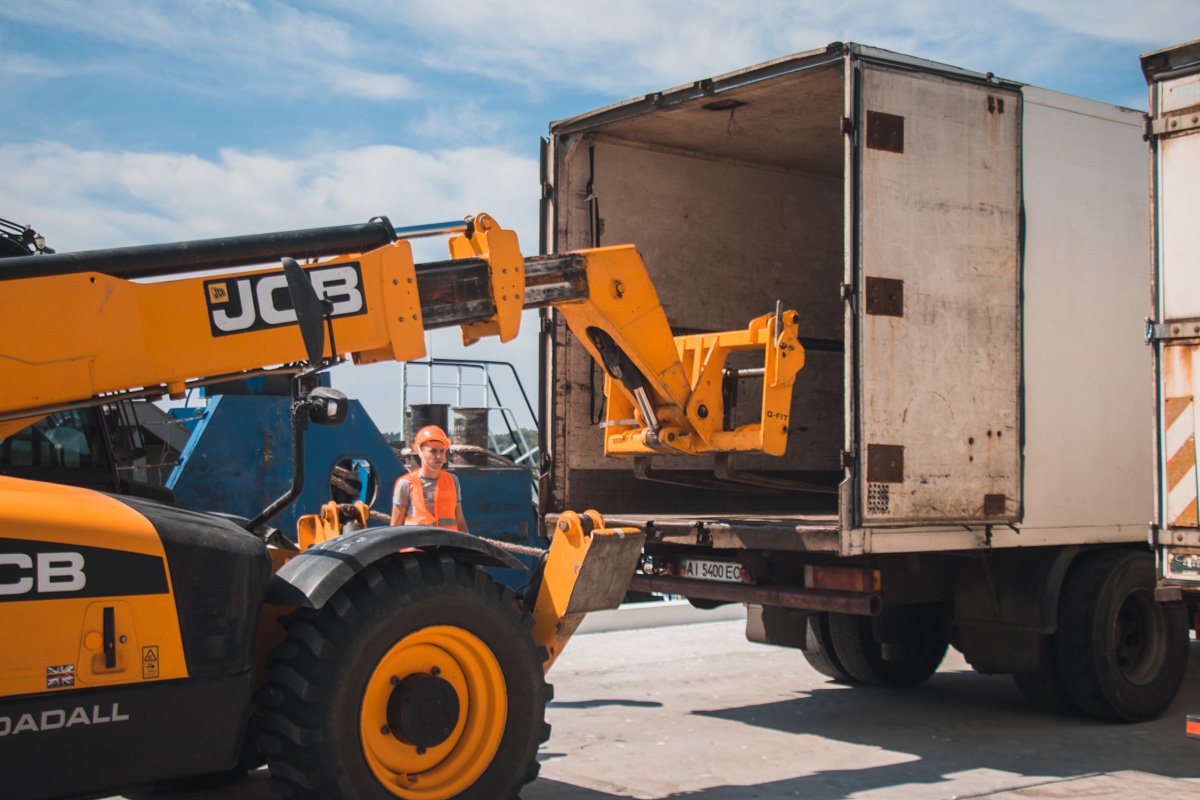 После чего в речной порт по очереди заезжают грузовики, которые развозят арбузы по супермаркетам После чего в речной порт по очереди заезжают грузовики, которые развозят арбузы по супермаркетам