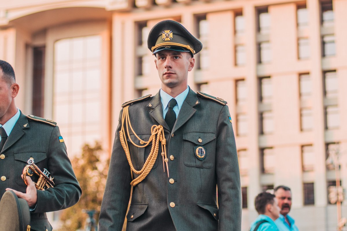 Все из-за того, что здесь репетируют Марш защитников Украины, который пройдет на День Независимости