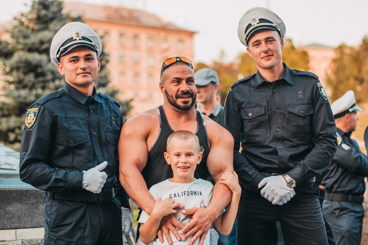 С мужчинами в форме сфотографироваться хотели все