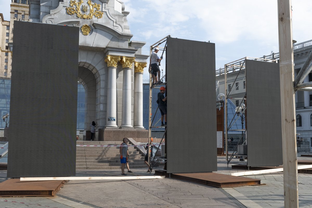 Чтобы все было готово к сроку, рабочие уже устанавливают возле Стеллы сцену и экраны