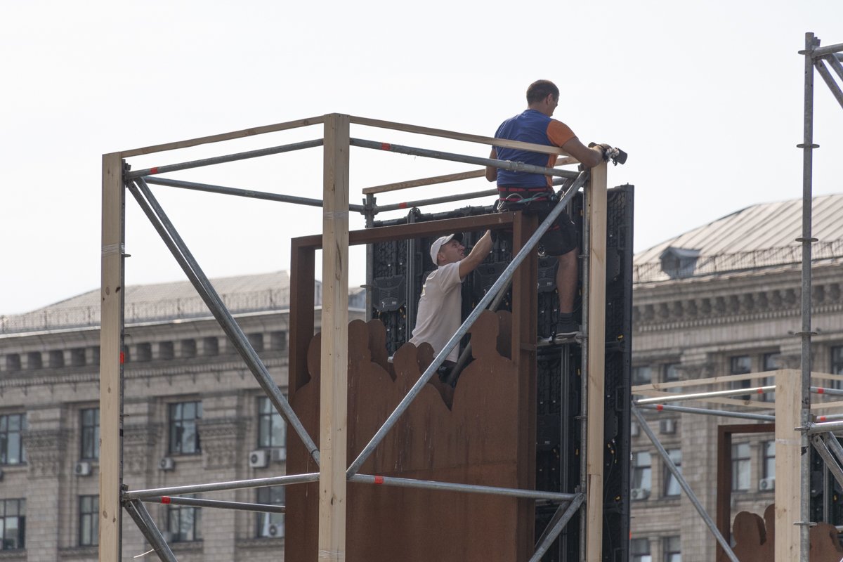 Весь Майдан уже заполнен различными металлическими конструкциями