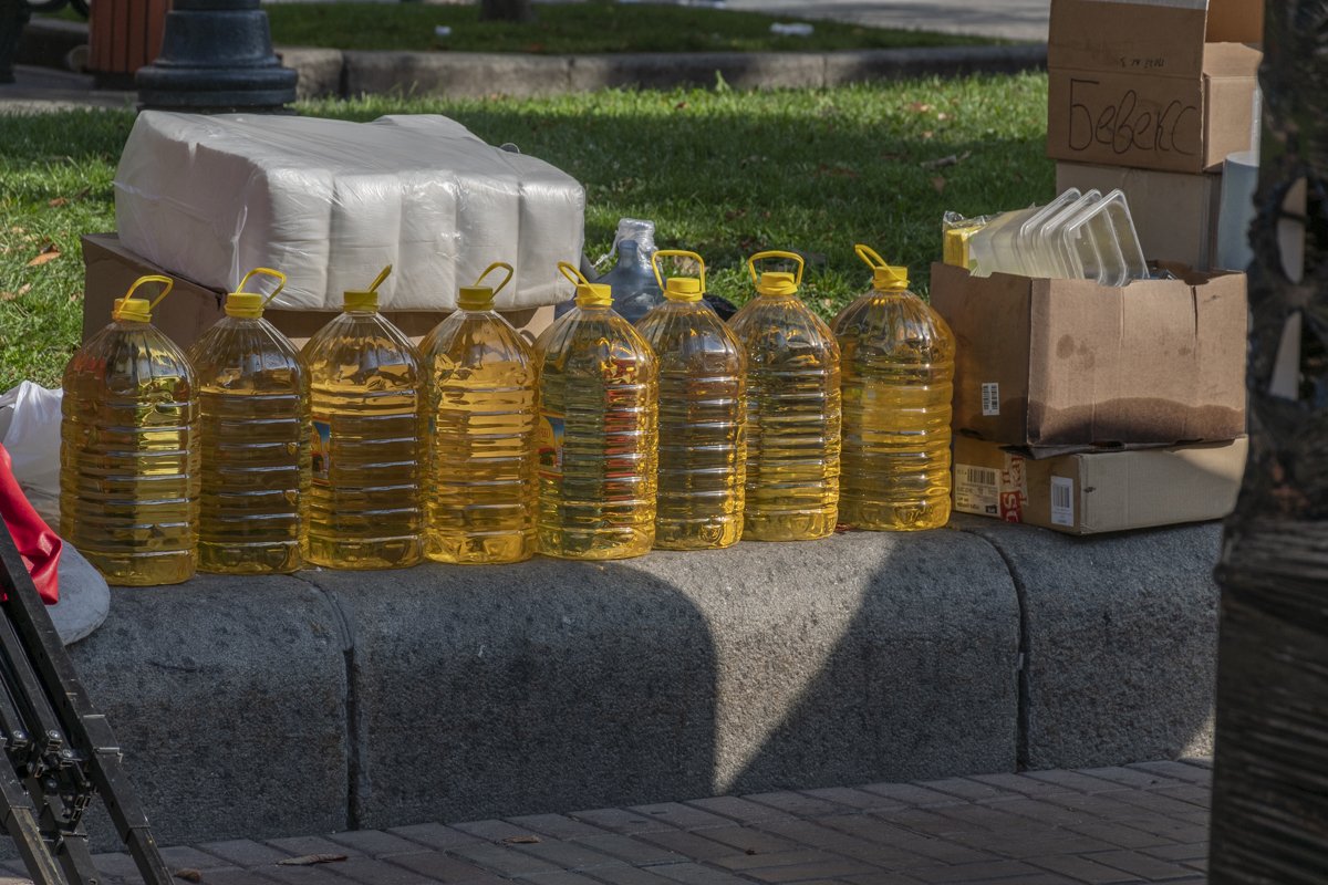 Помимо сцены и экранов по периметру расположатся палатки