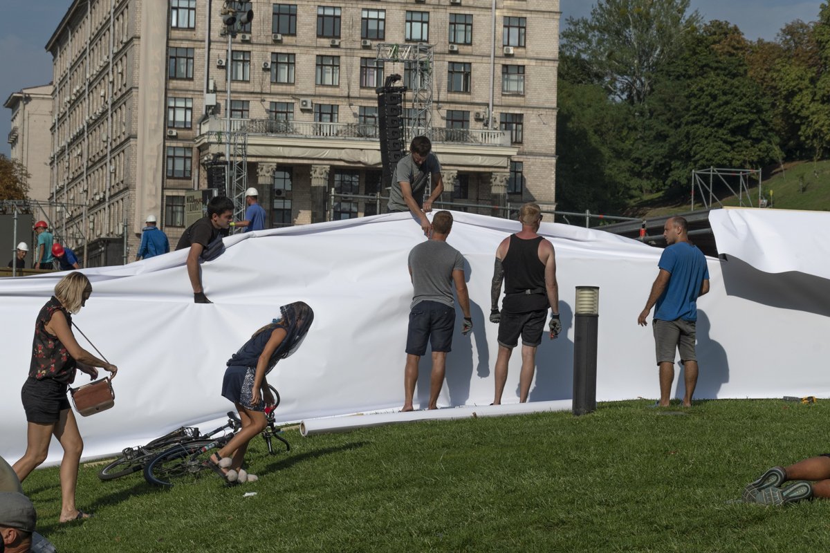 Также на несколько конструкций натянули баннеры с поздравлениями с Днем Независимости