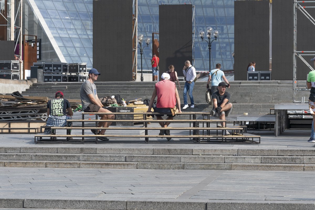 Время от времени рабочие отдыхают от тяжелого труда