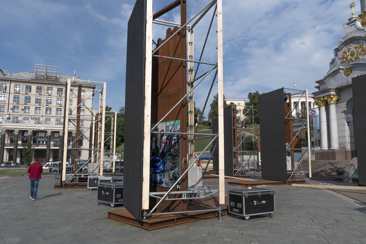 Экранов установили очень много