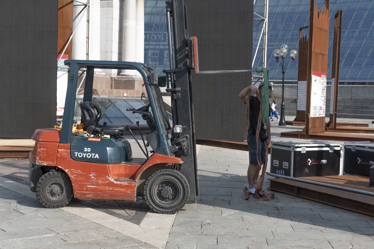 Рабочим помогает техника