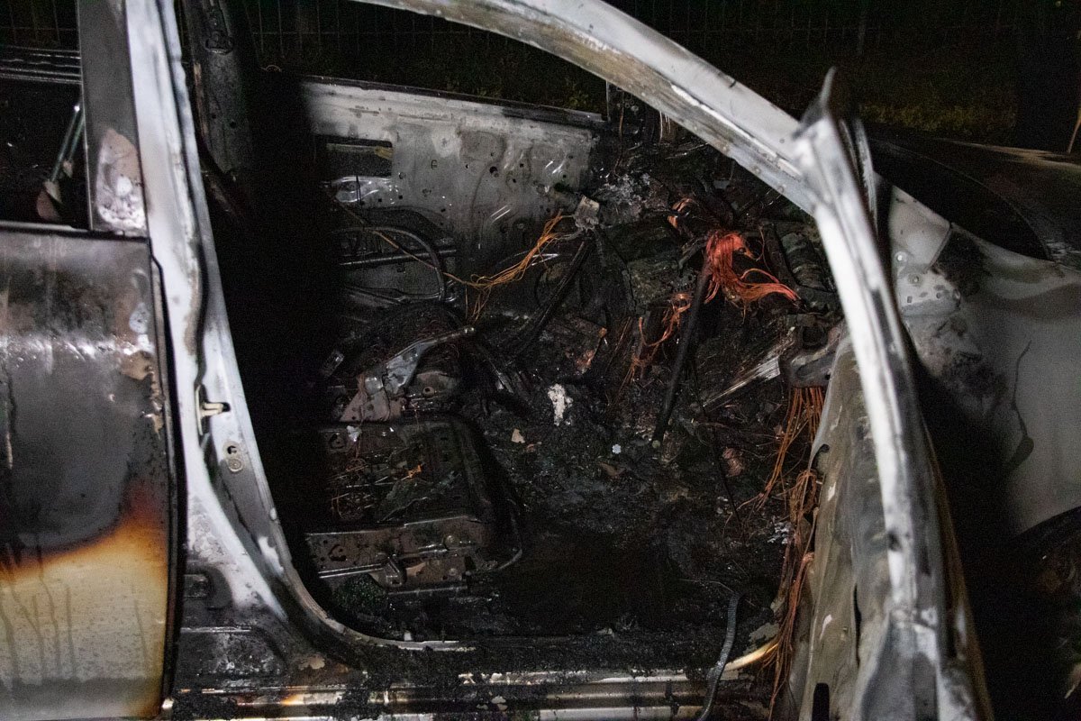 Огонь практически полностью уничтожил автомобиль