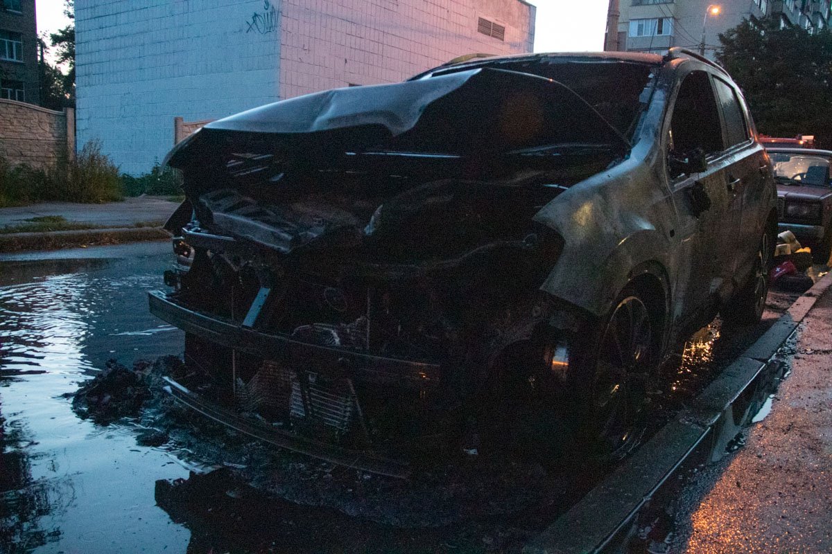 Предварительно, пожар начался в моторном отсеке автомобиля Предварительно, пожар начался в моторном отсеке автомобиля