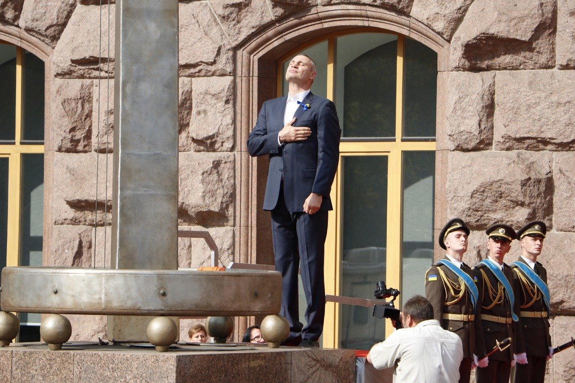 Во время торжественного поднятия флага прозвучал гимн Украины