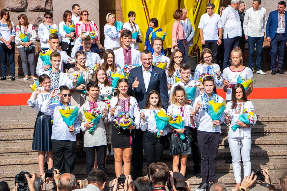 Виталий Кличко и ученики, которые получили паспорт из его рук