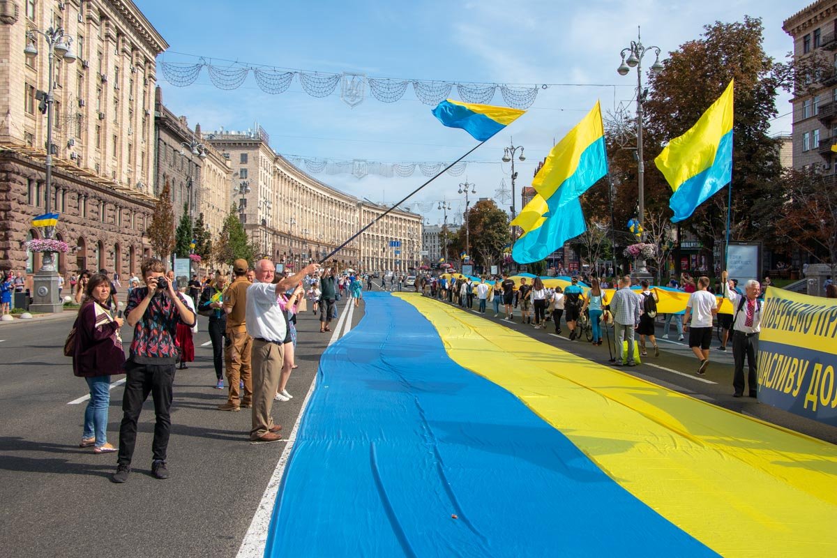 Огромный флаг Украины на Крещатике