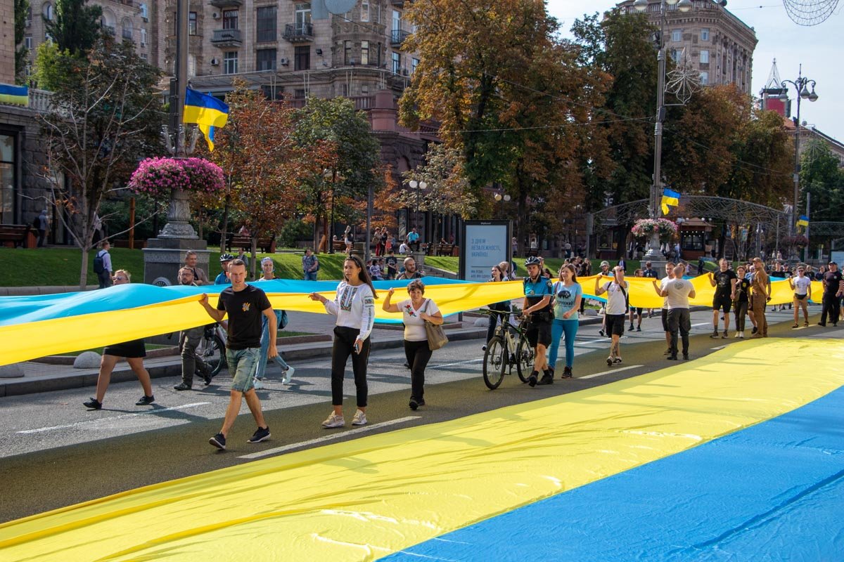 Волонтеры развернули огромный флаг на главной улице страны