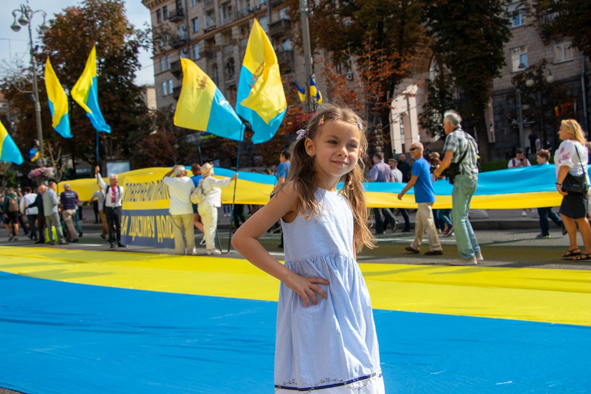 Прохожие с удовольствием делали фото на фоне огромного флаге