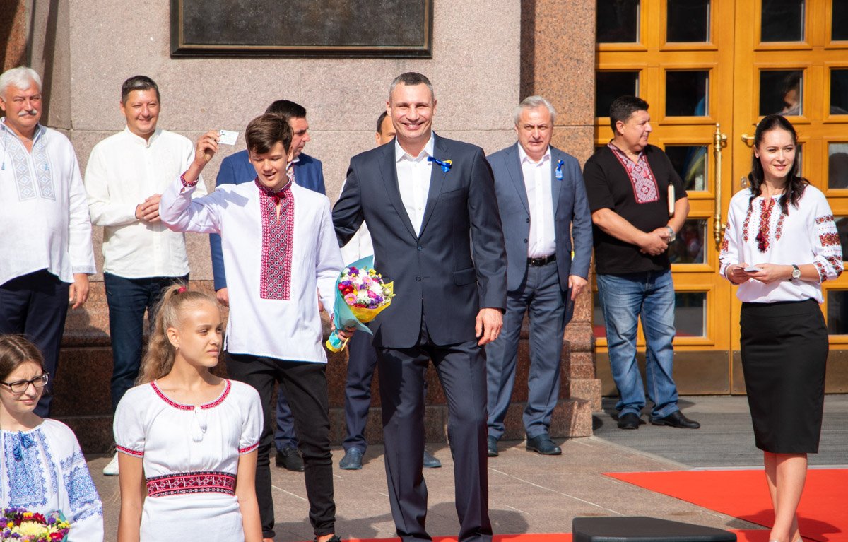 Мэр Киева и счастливый обладатель паспорта из рук Виталия Кличко