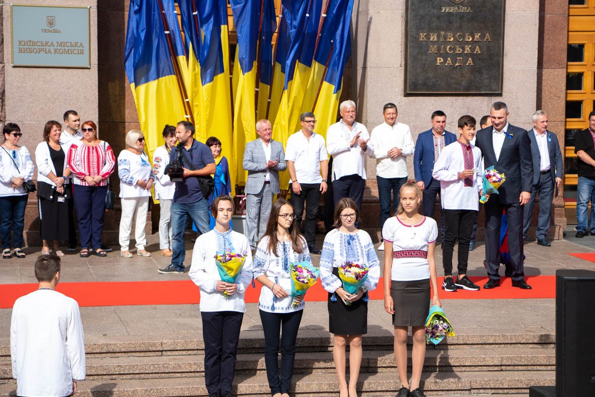 Торжественная церемония у здания КГГА