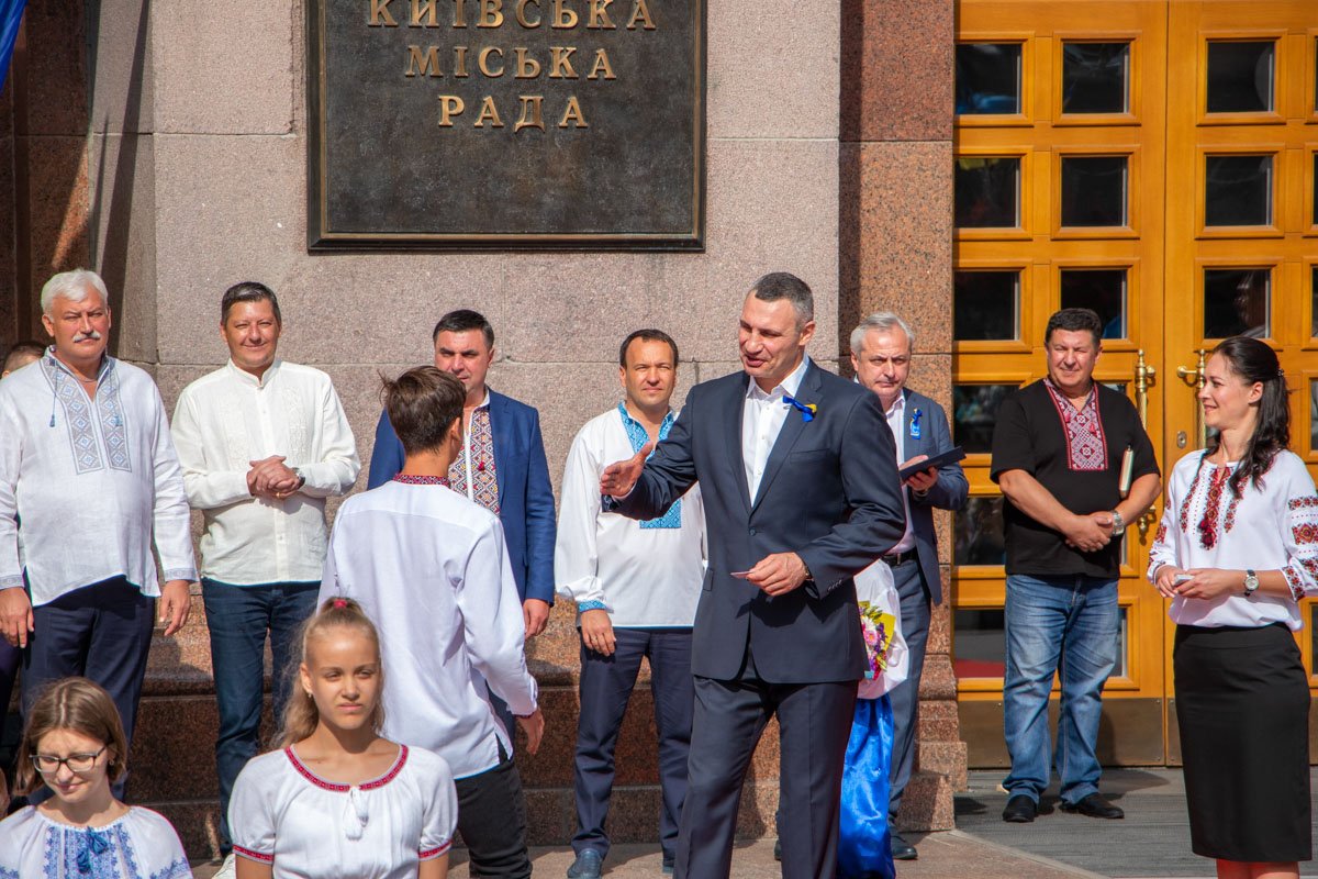 Виталий Кличко приветствует одного из учеников