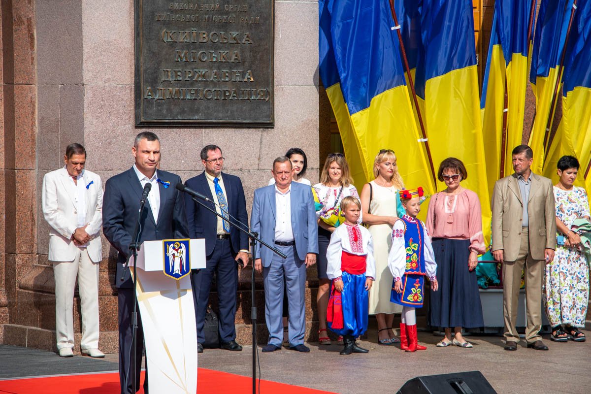После поднятия флага, Виталий Кличко выступил с речью перед жителями Киева
