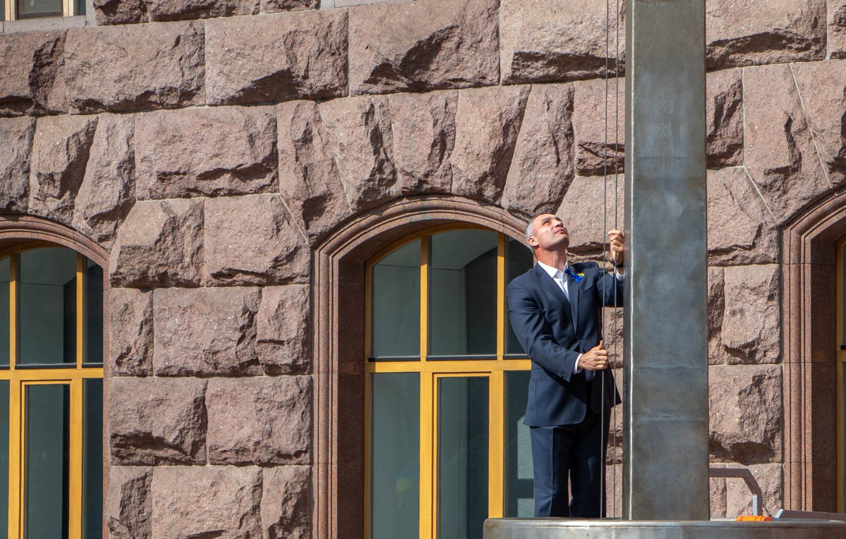 Виталий Кличко поднимает флаг Украины