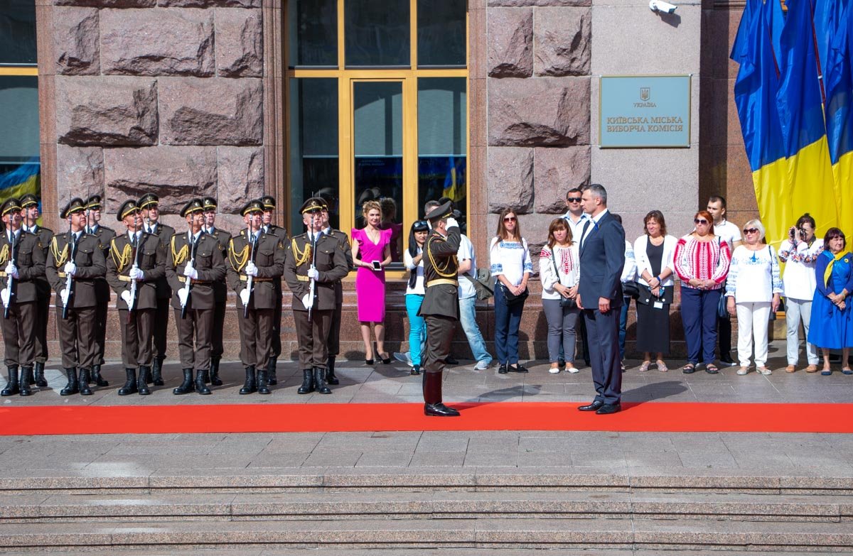 Торжественная церемония поднятия флага Украины в самом разгаре