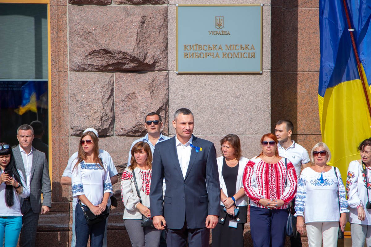 Мэр Киева Виталий Кличко смотрит на жителей столицы строго, но в тоже время нежно и как-то по-отечески