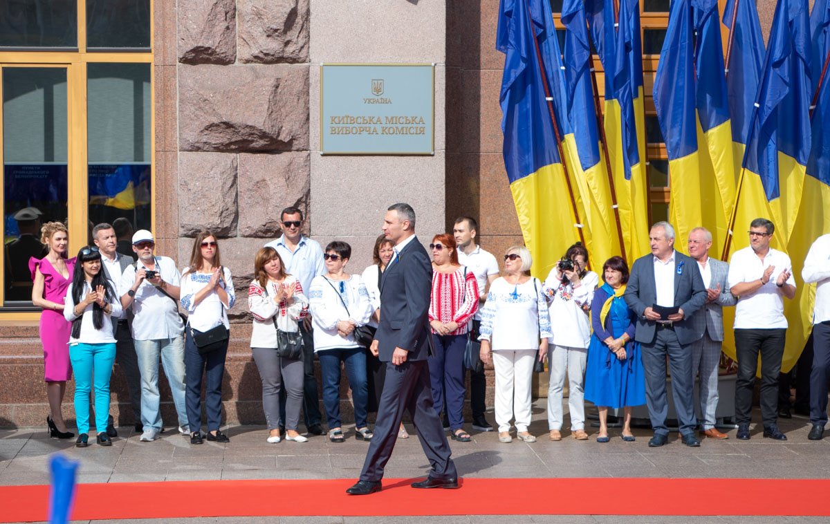 Виталий Кличко идет к флагу, чтобы его поднять