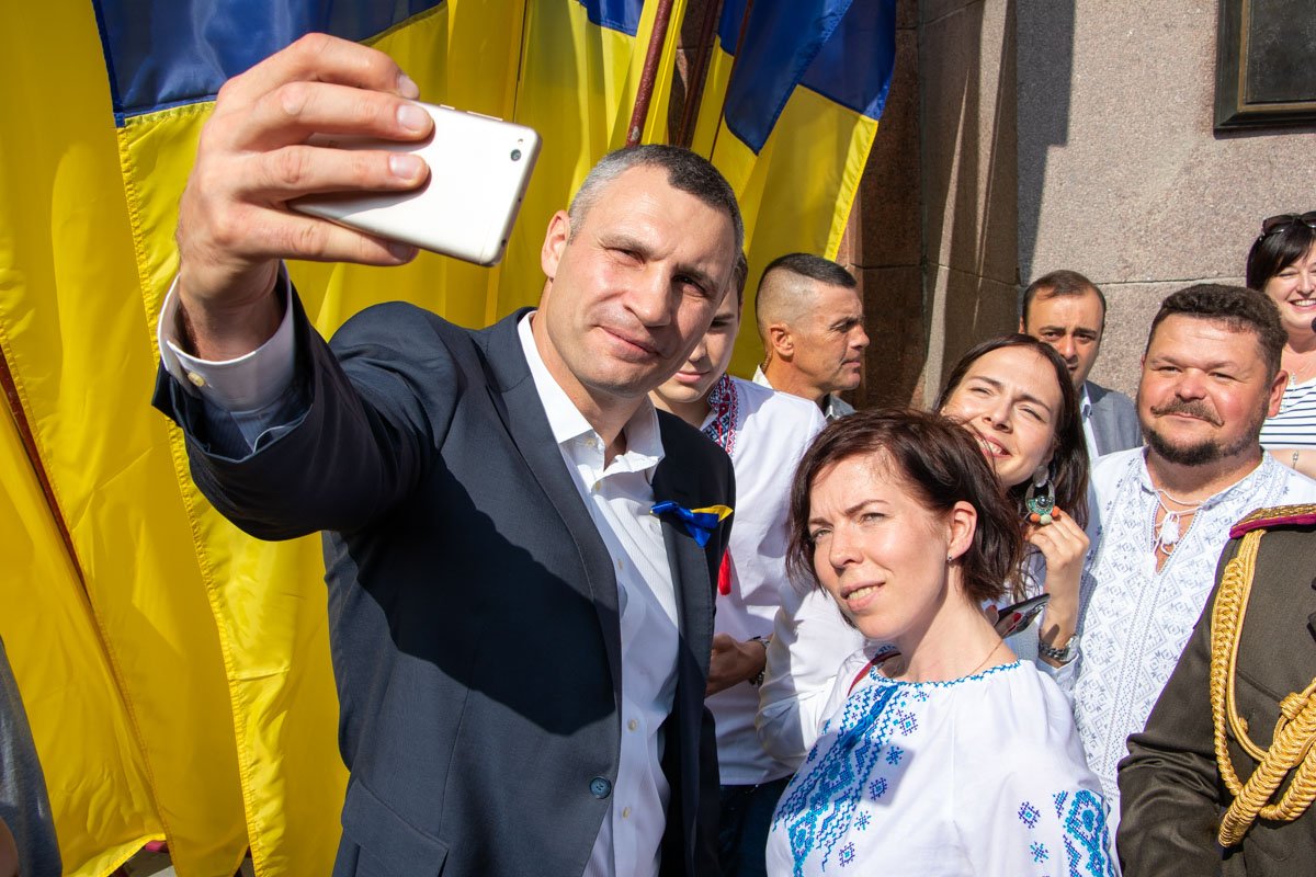Виталий Кличко делает селфи с жителями Киева