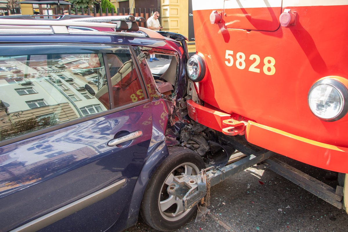 На улице Константиновская произошла авария с участием трамвая №14 и трех автомобилей На улице Константиновская произошла авария с участием трамвая №14 и трех автомобилей