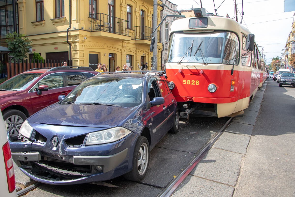 Трамвай влетел в Renault и спровоцировал череду столкновений Трамвай влетел в Renault и спровоцировал череду столкновений