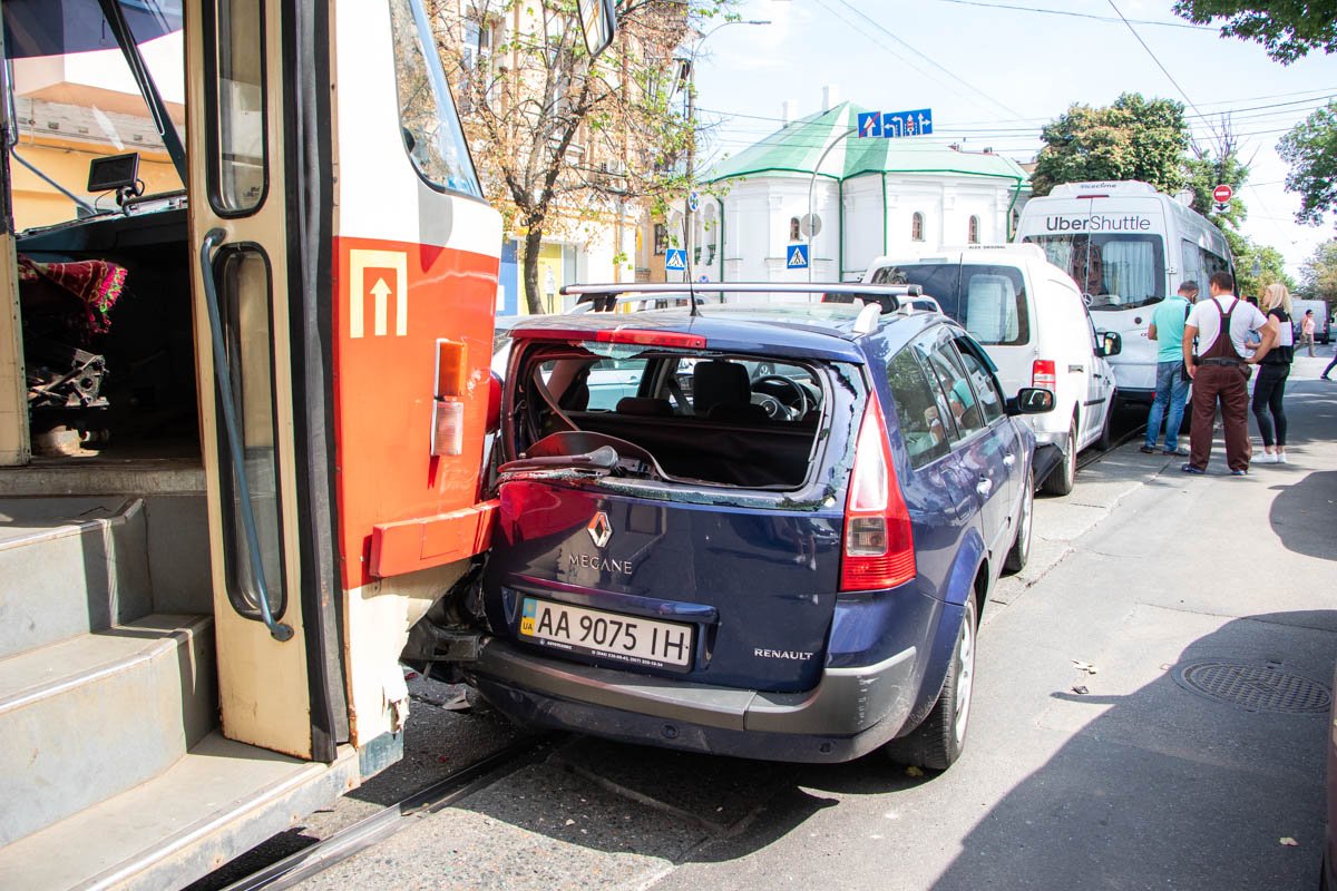 Водитель трамвая №14 не успел среагировать на резкую остановку автомобилей и протаранил Megane сзади Водитель трамвая №14 не успел среагировать на резкую остановку автомобилей и протаранил Megane сзади