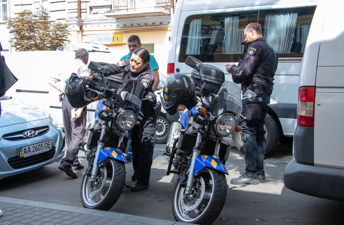 На месте работали сотрудники полиции и представители "Киевпасстранса На месте работали сотрудники полиции и представители "Киевпасстранса