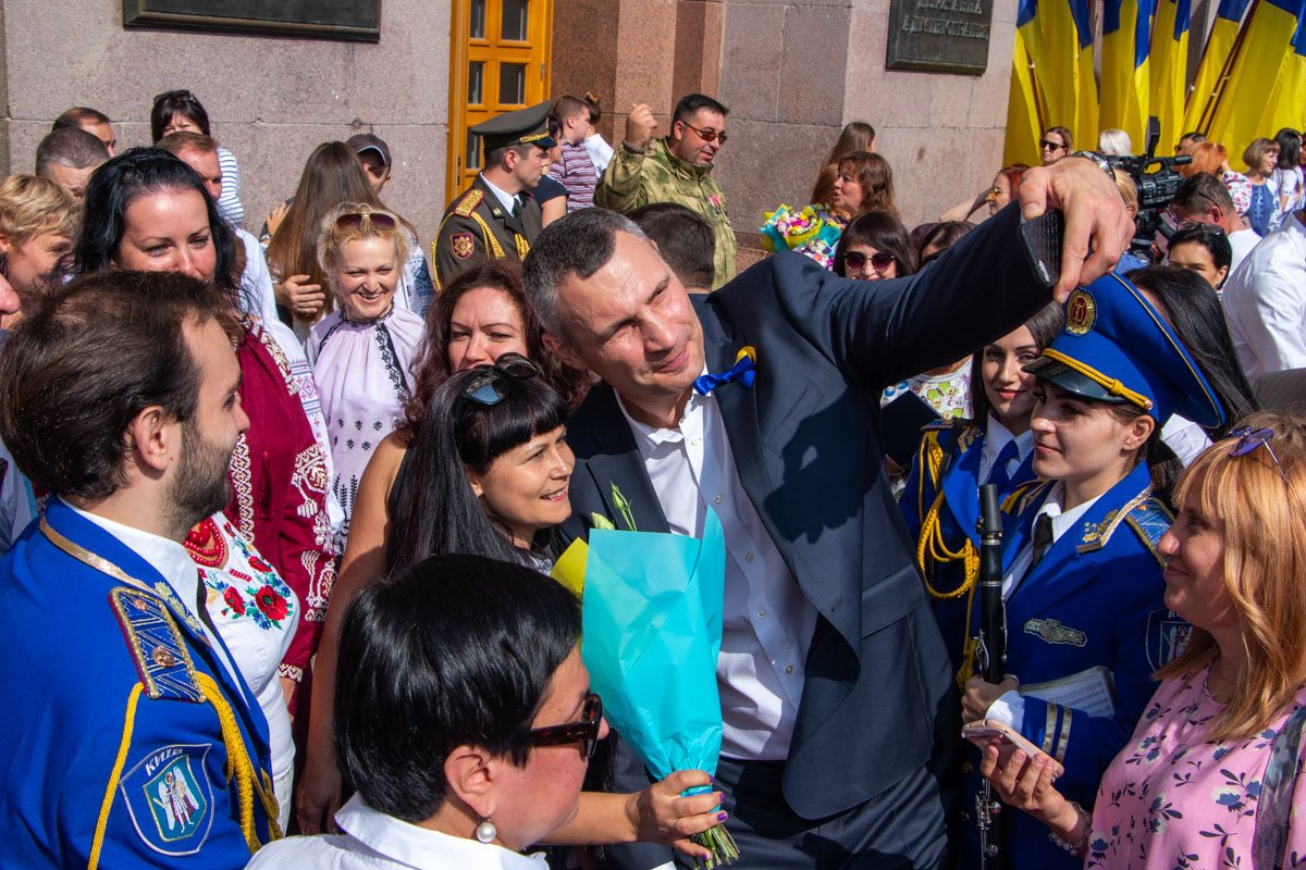 Мэр Киева делает селфи с жителями столицы Мэр Киева делает селфи с жителями столицы