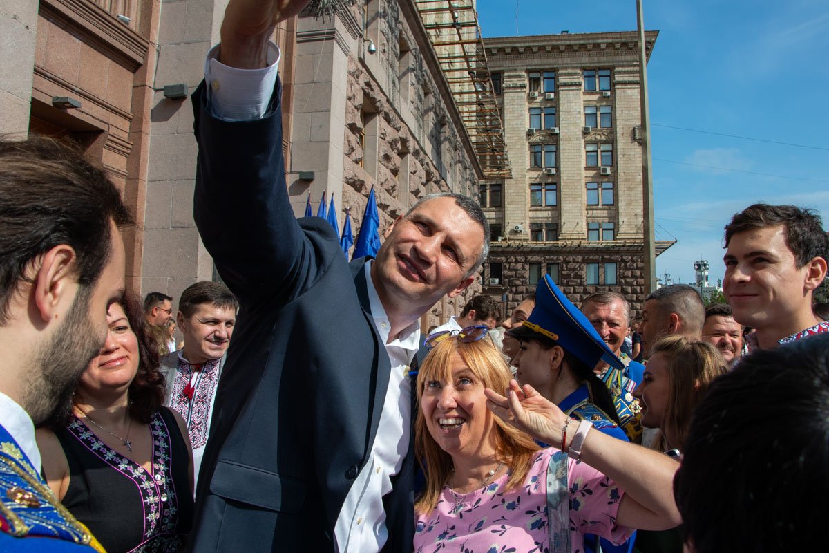 Виталий Кличко охотно фотографировался с пришедшими в этот день людьми Виталий Кличко охотно фотографировался с пришедшими в этот день людьми